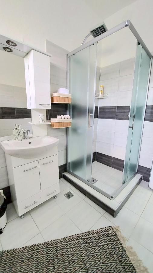 Inner City Two Bedroom Apartment سكوبجي المظهر الخارجي الصورة